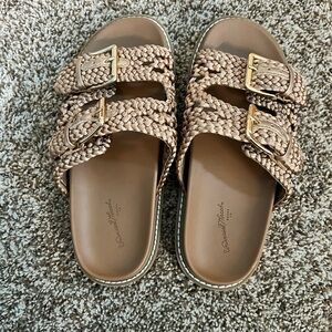Universal Thread Sandals